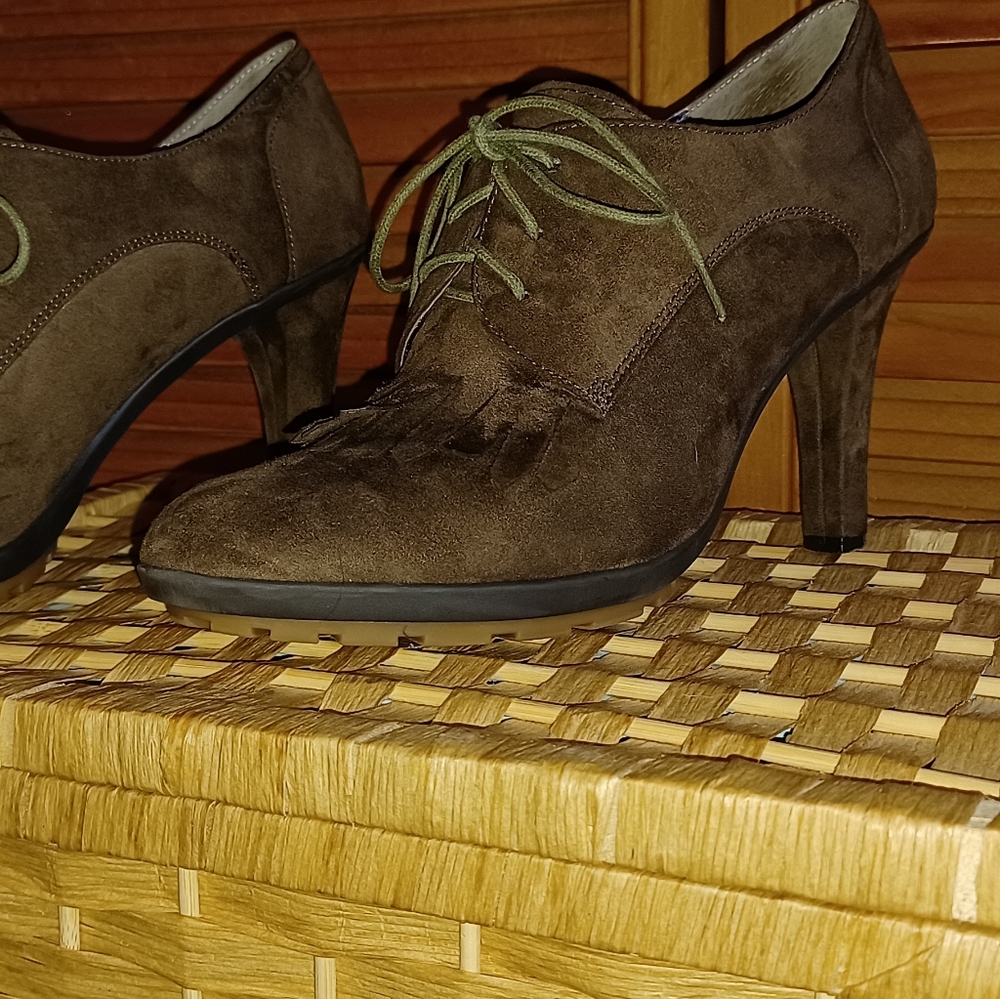 Tahari TA-Temple Brown Suede Fringed Lug Soled Heel Size 9.5